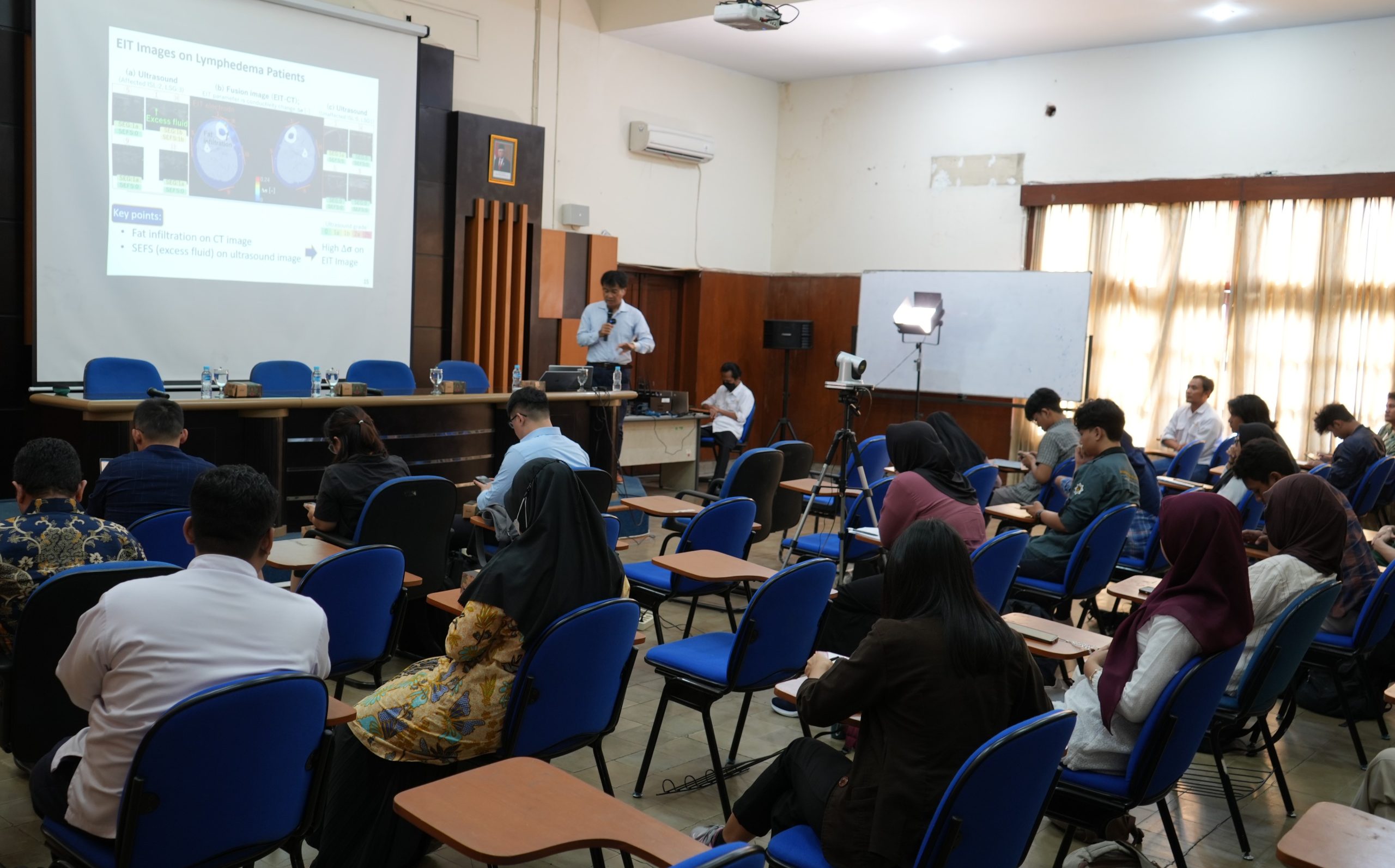 Prof. Masahiro Takei dari Chiba University memaparkan materi tentang aplikasi tomografi di Universitas Gadjah Mada