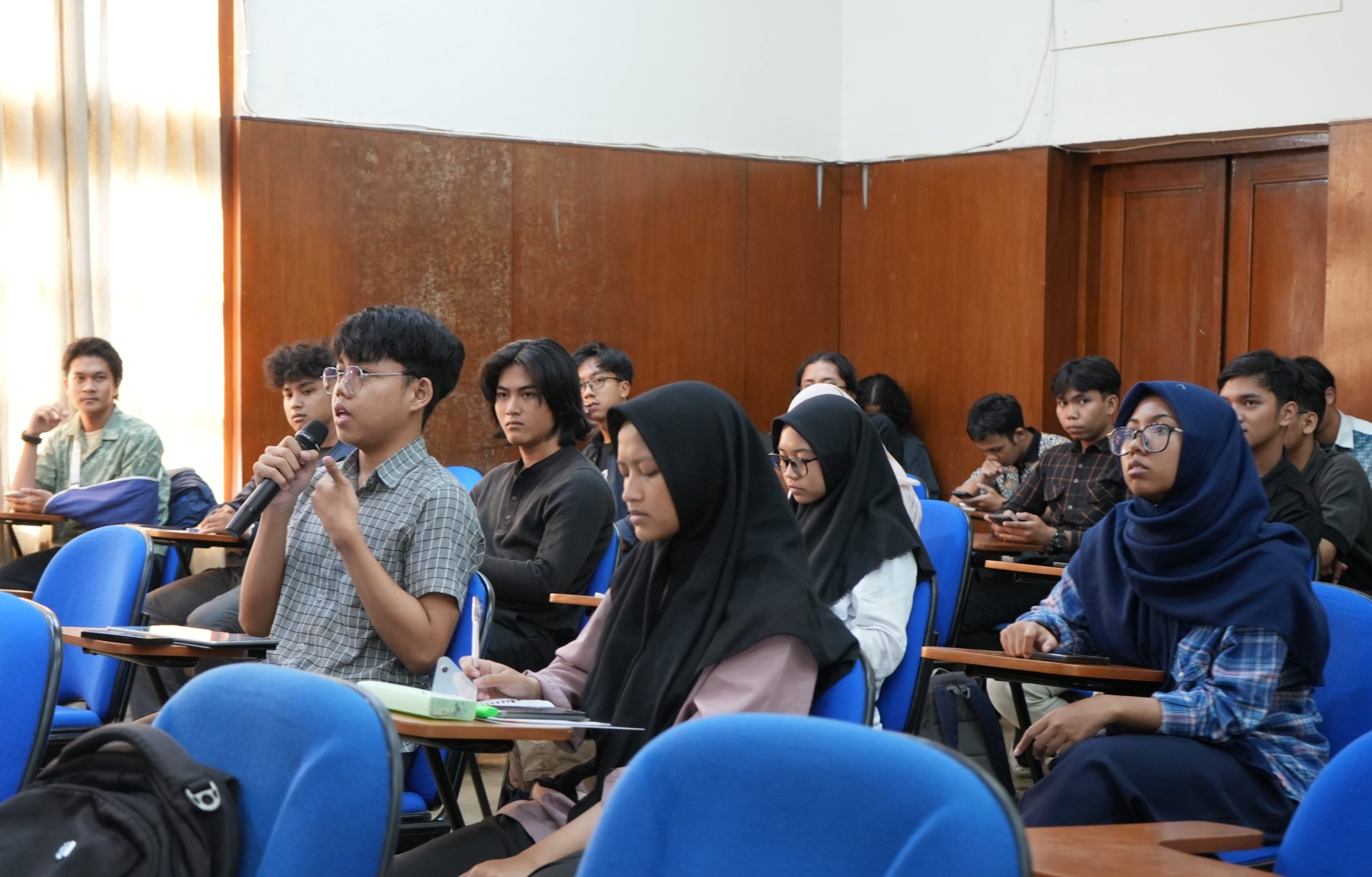 Sesi diskusi dan tanya jawab bersama Prof. Masahiro Takei tentang teknologi tomografi di DTEDI SV Universitas Gadjah Mada.