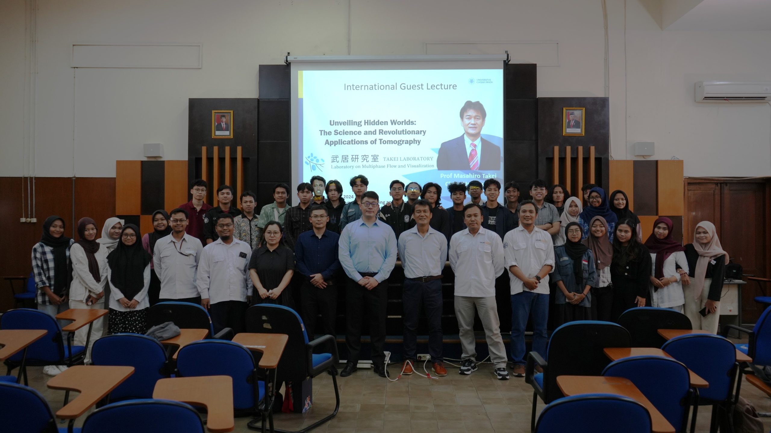 Foto bersama Prof. Masahiro Takei dengan dosen dan mahasiswa TRIK, Sekolah Vokasi, Universitas Gadjah Mada setelah Kuliah Tamu Internasional.